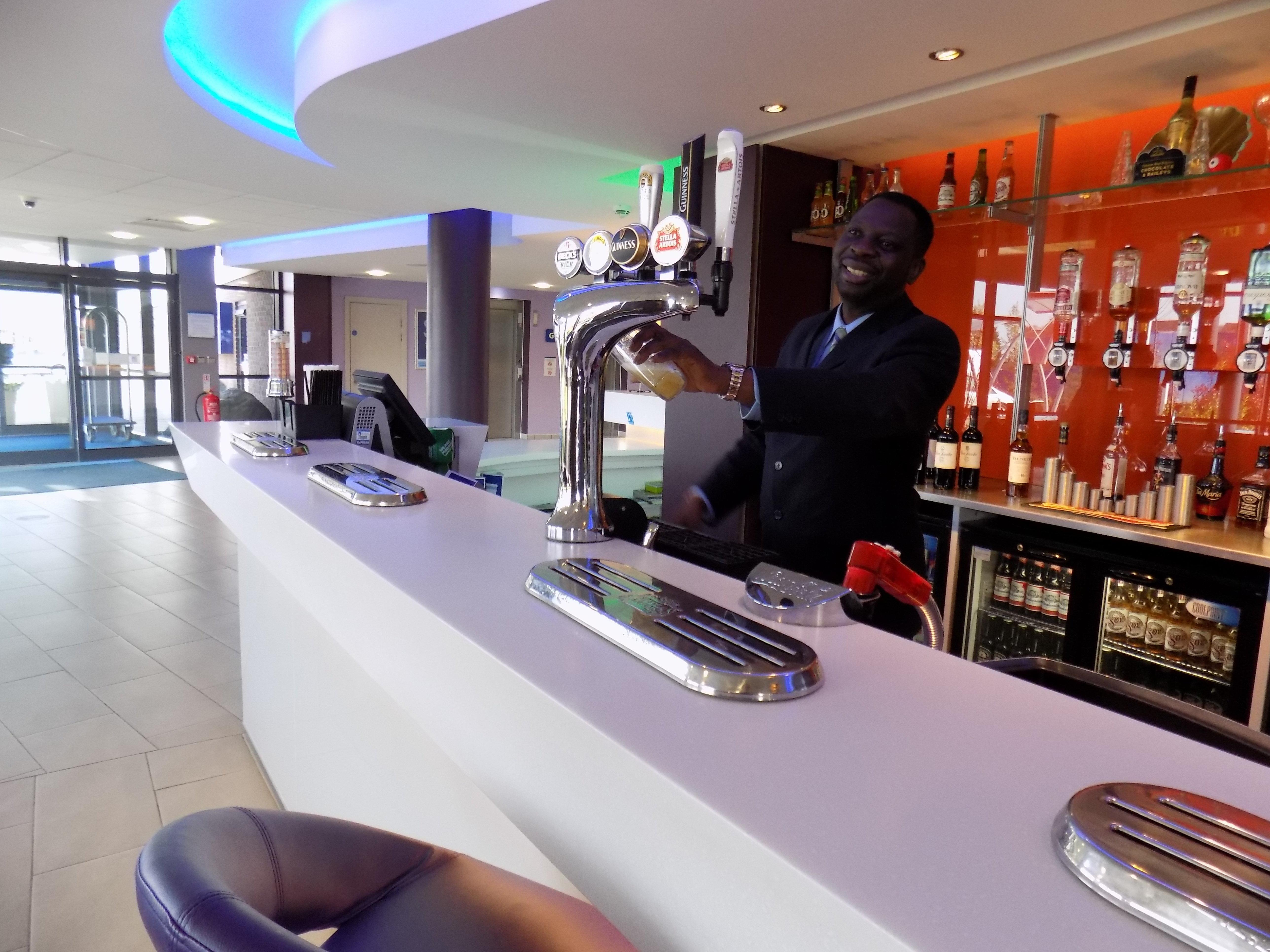 Holiday Inn Express Dunstable, An Ihg Hotel Exterior foto