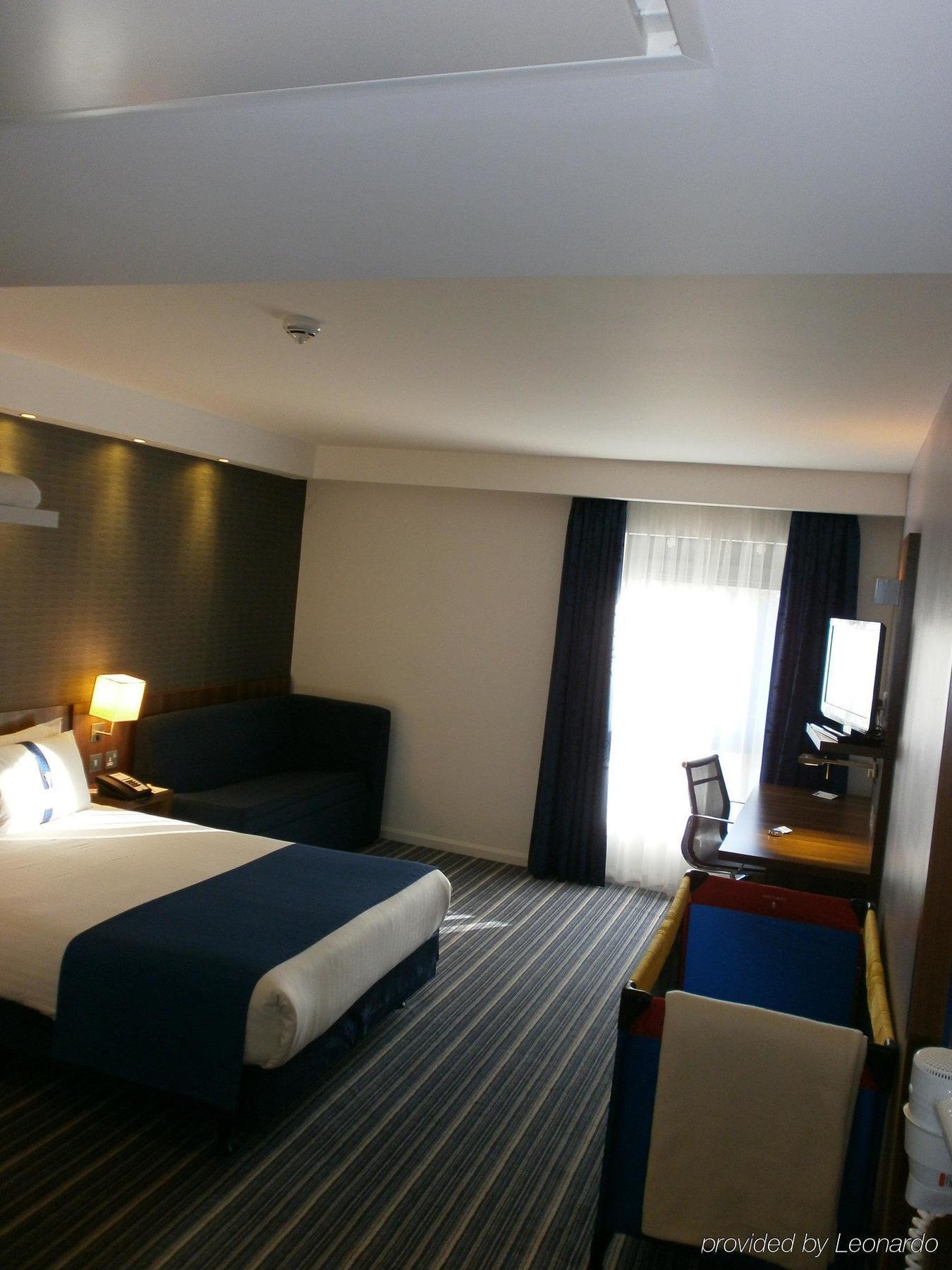 Holiday Inn Express Dunstable, An Ihg Hotel Exterior foto