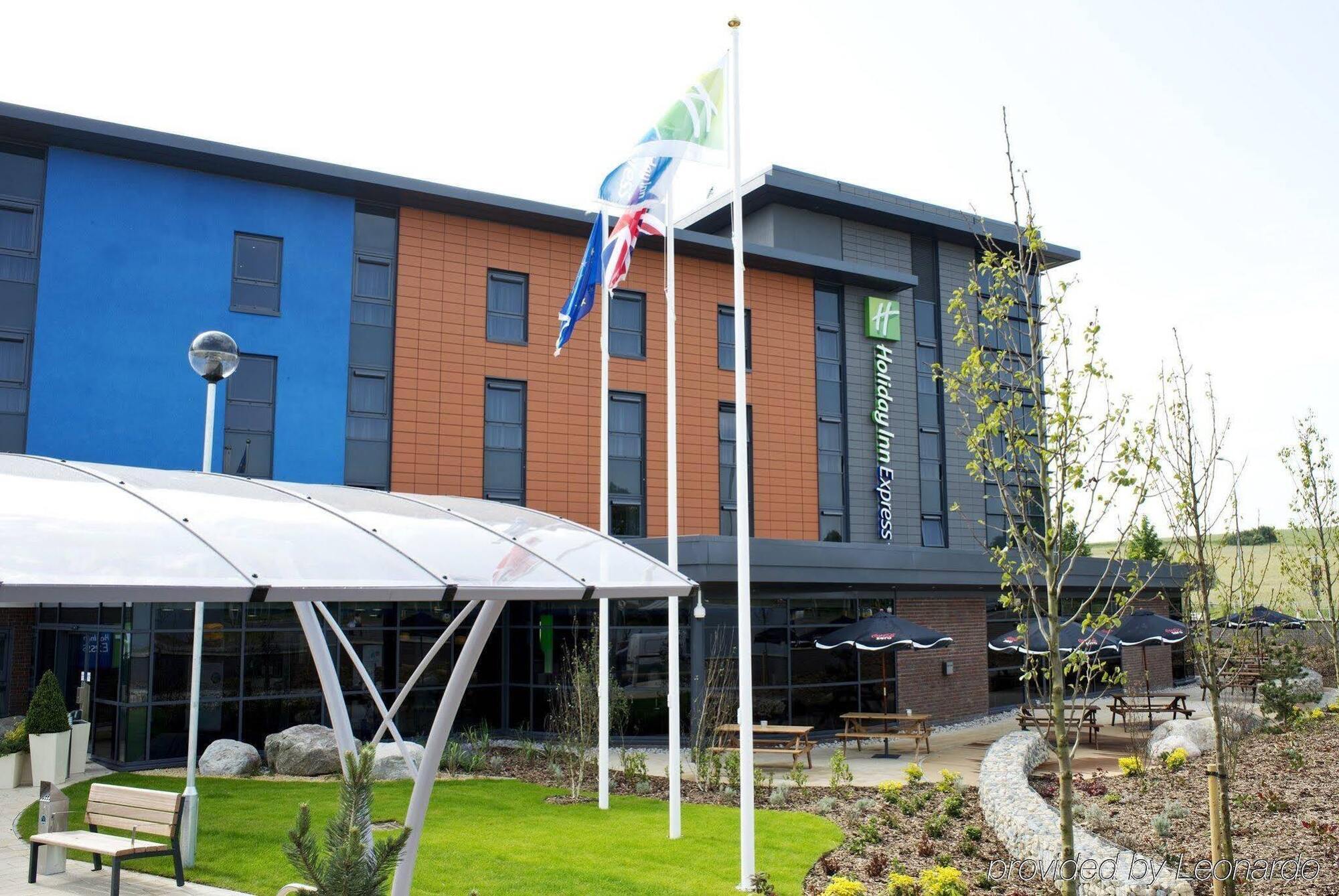 Holiday Inn Express Dunstable, An Ihg Hotel Exterior foto